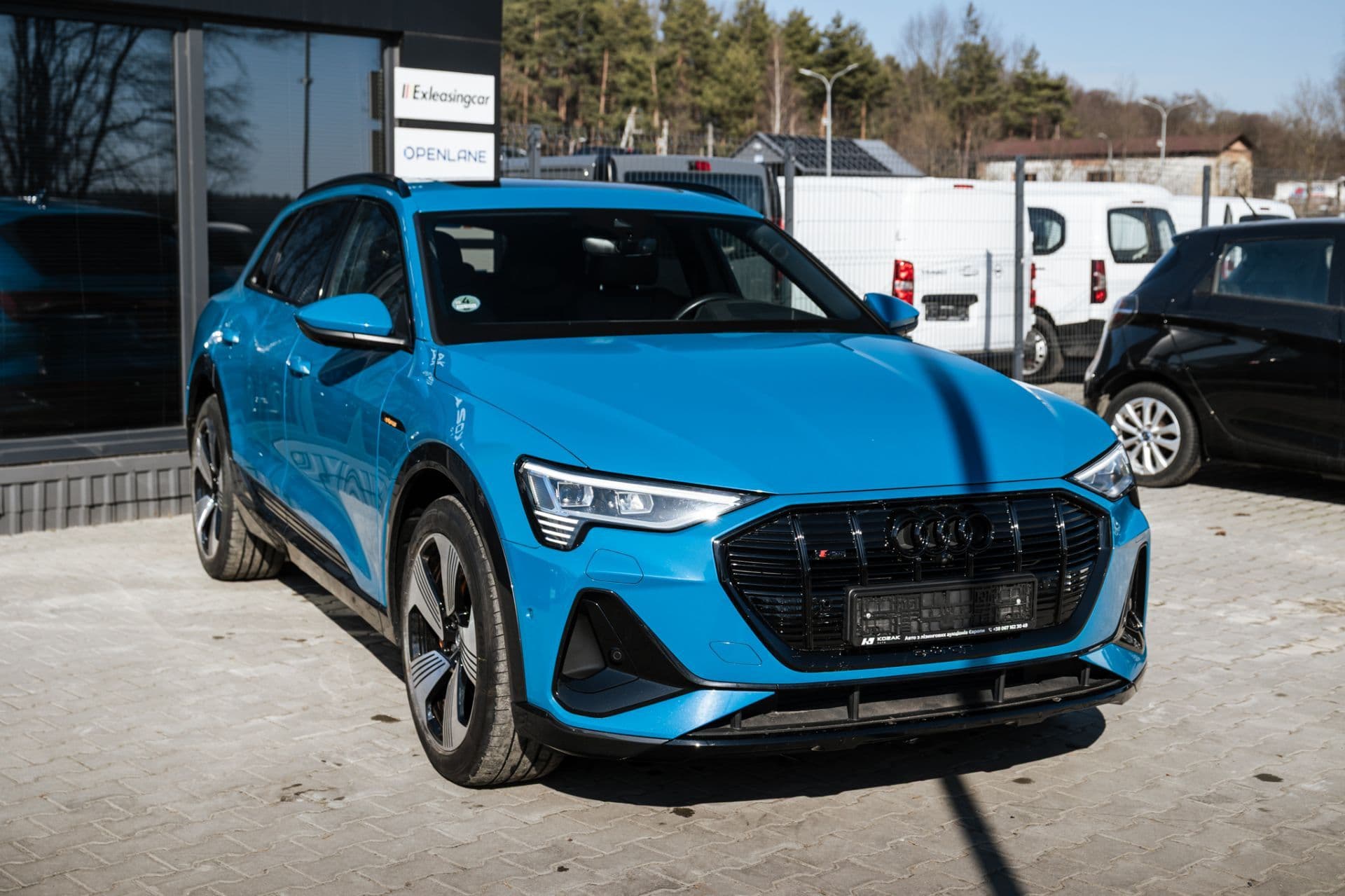 AUDI E-TRON thumbnail 3