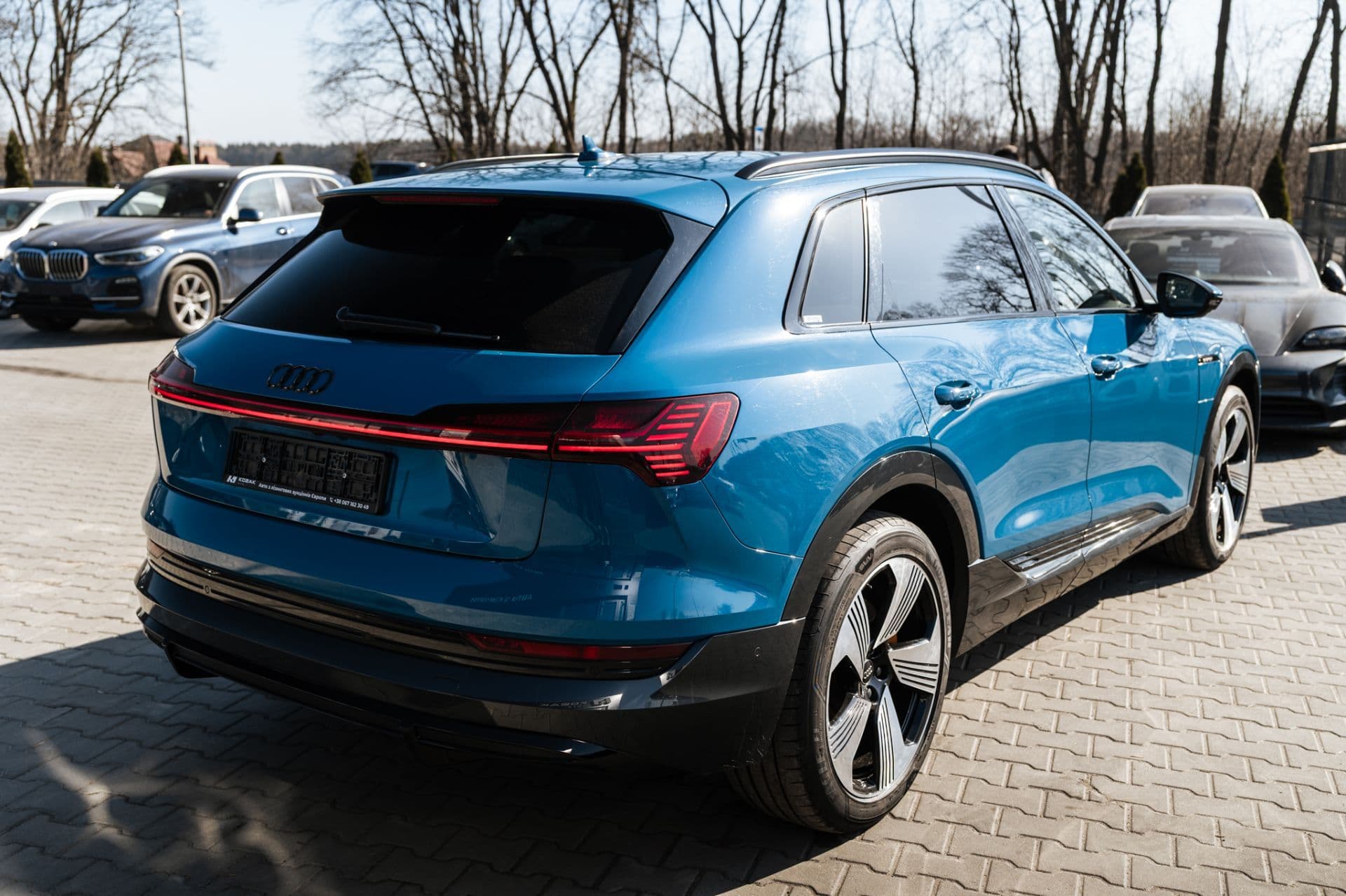 AUDI E-TRON thumbnail 4