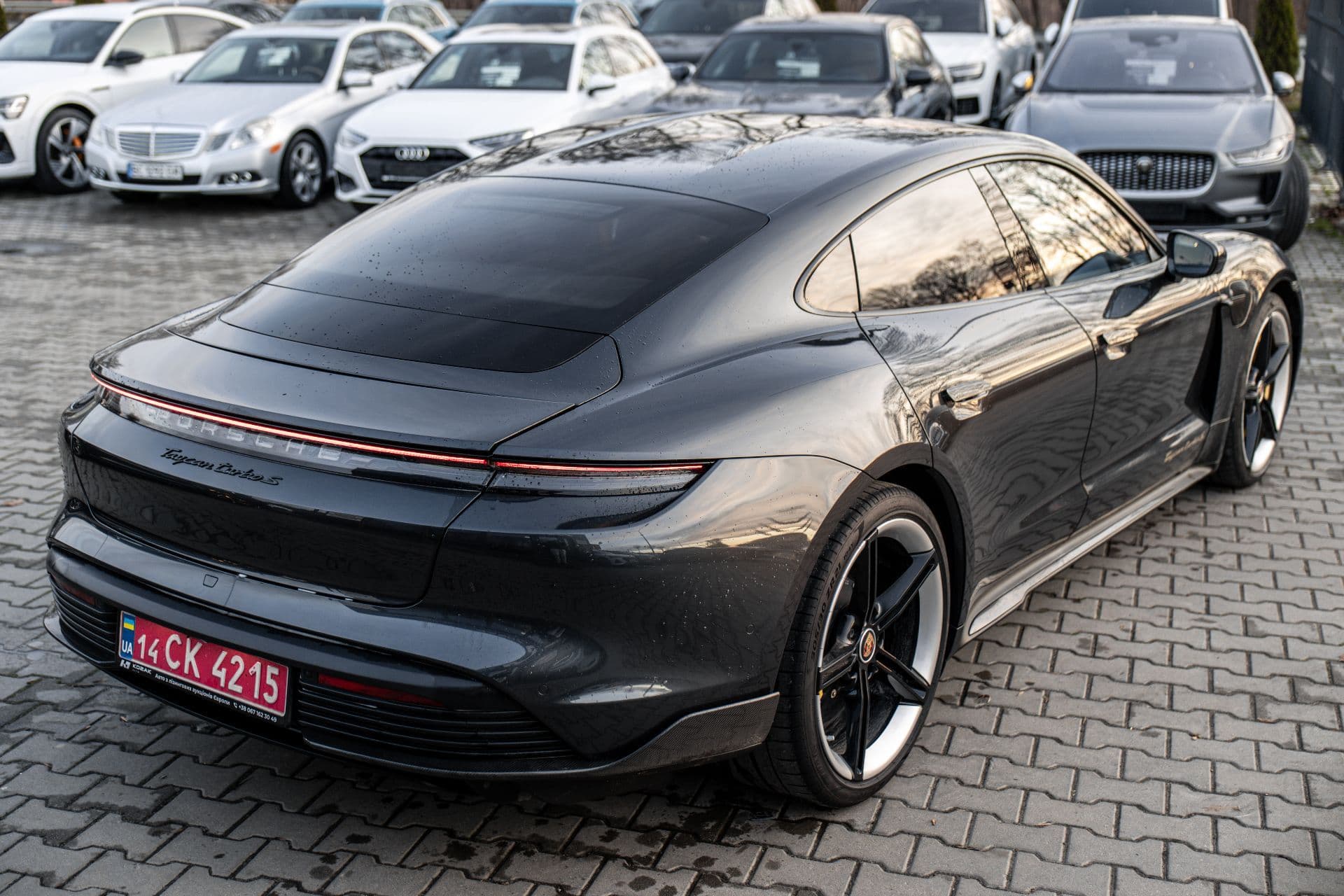 PORSCHE TAYCAN TURBO S  thumbnail 4