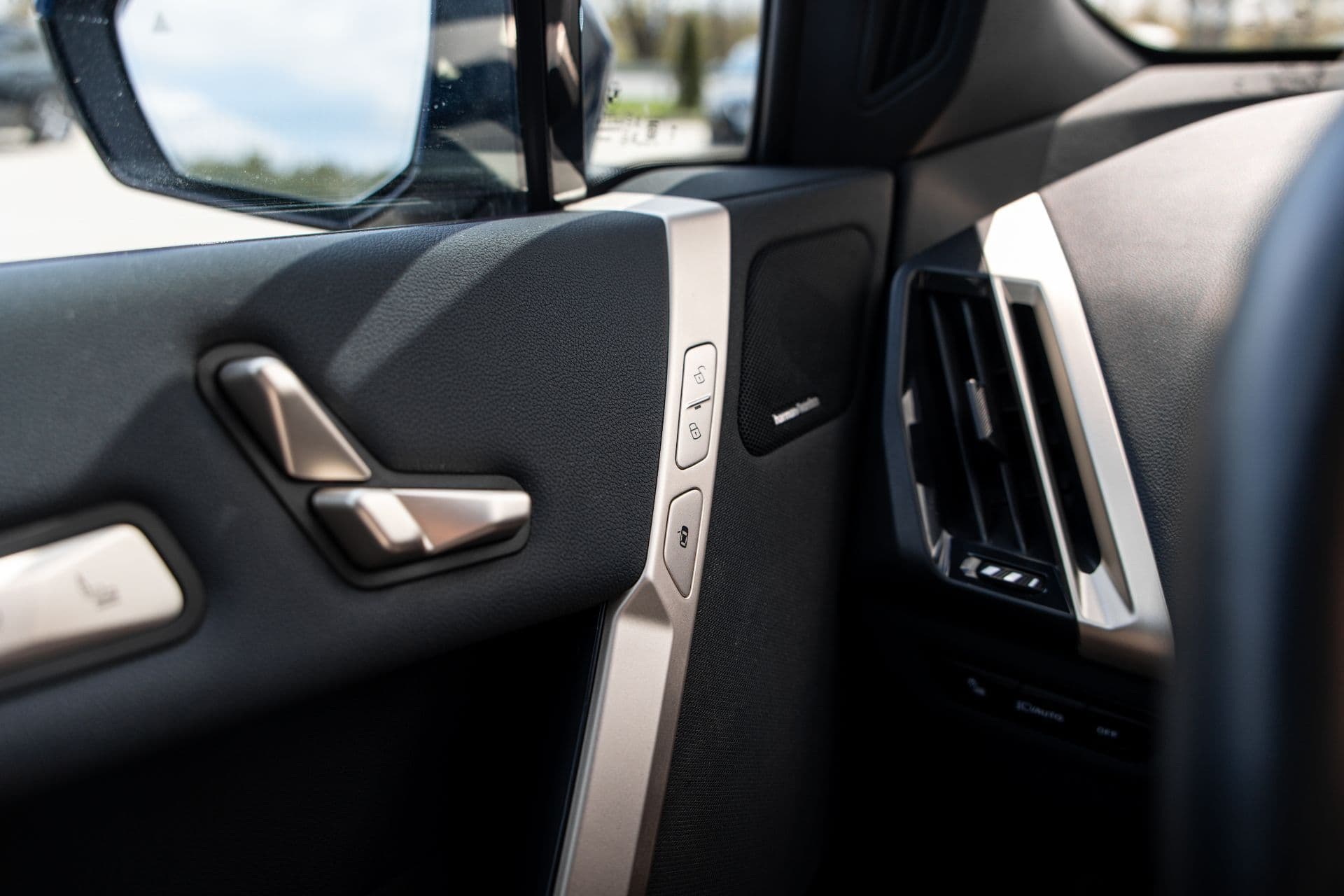 bmw ix 50 thumbnail 13