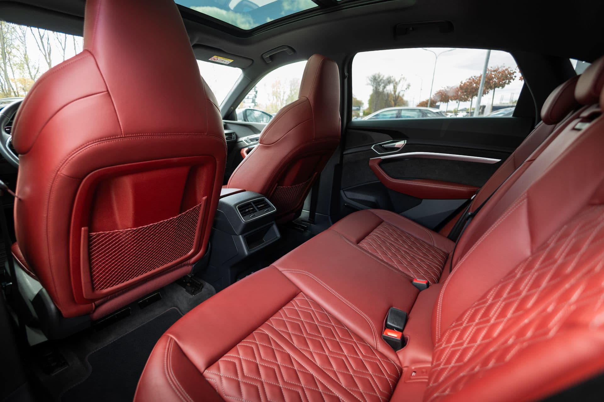 audi e-tron s sportback thumbnail 12