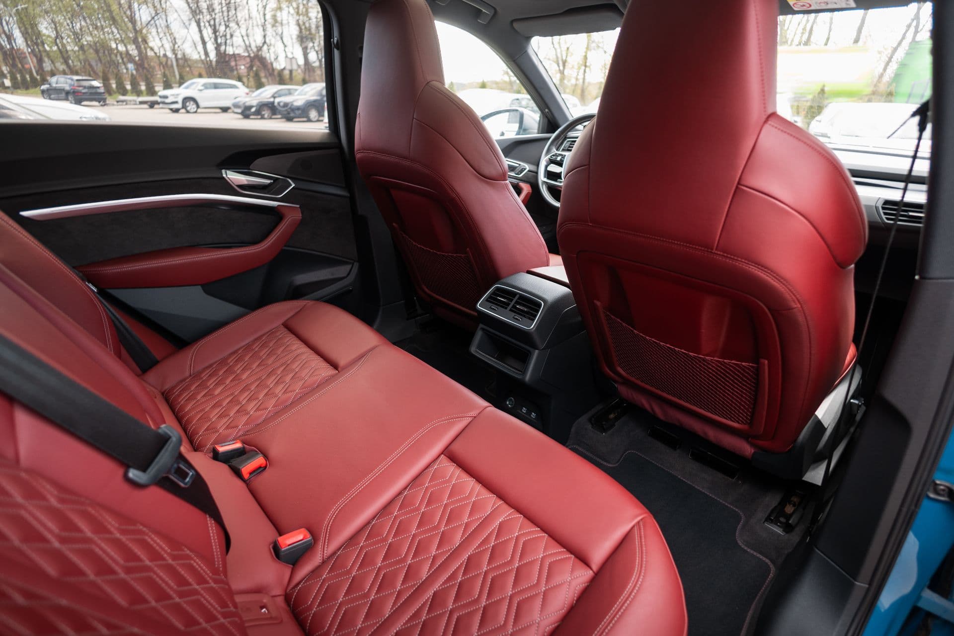 audi e-tron s sportback thumbnail 11