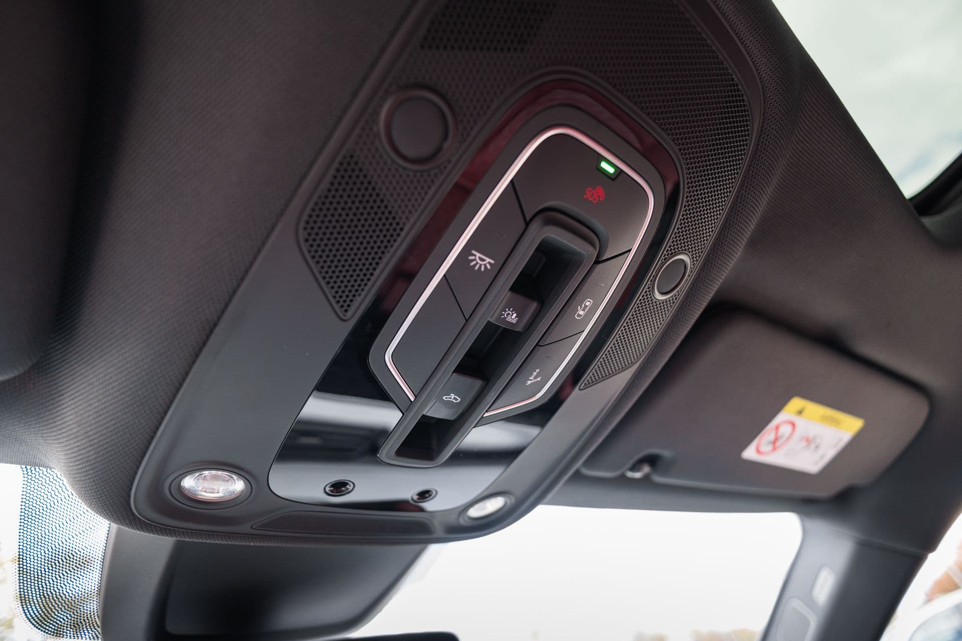 audi e-tron s sportback thumbnail 16