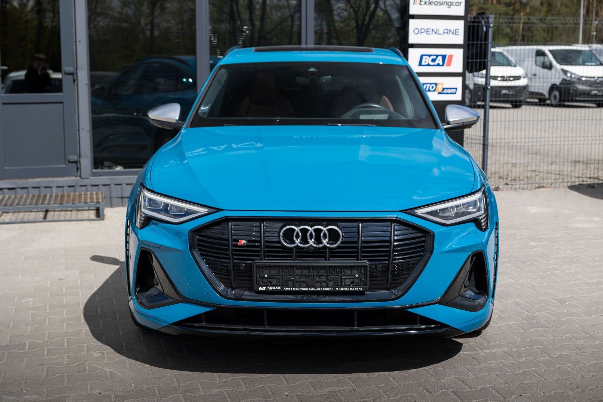 audi e-tron s sportback thumbnail 2