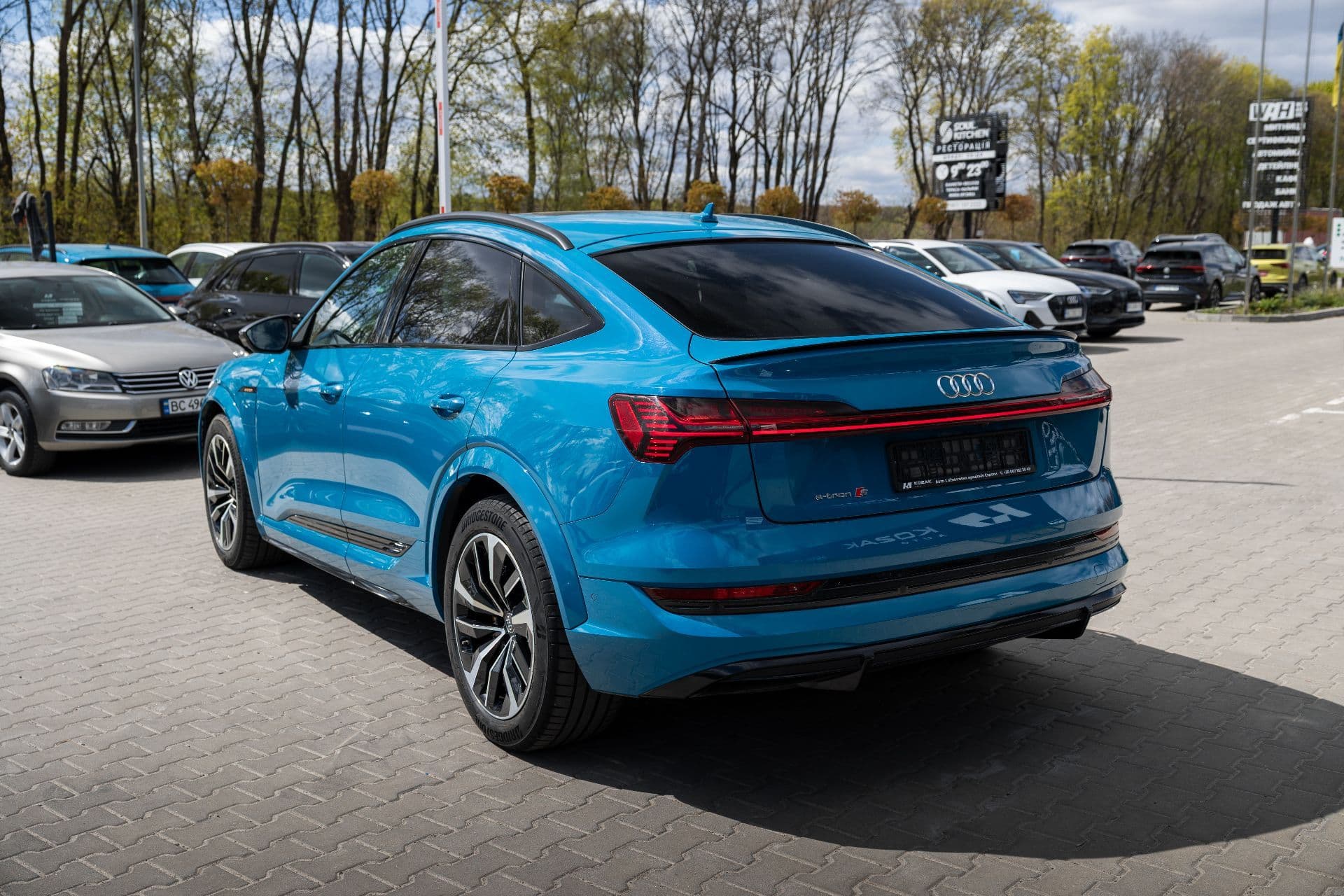 audi e-tron s sportback thumbnail 6