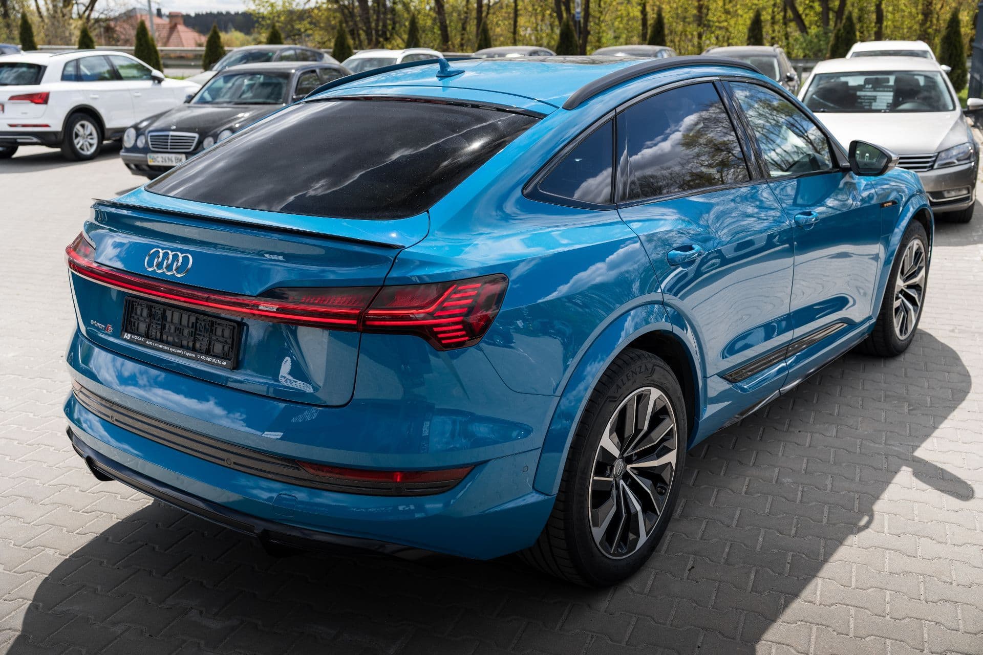 audi e-tron s sportback thumbnail 4